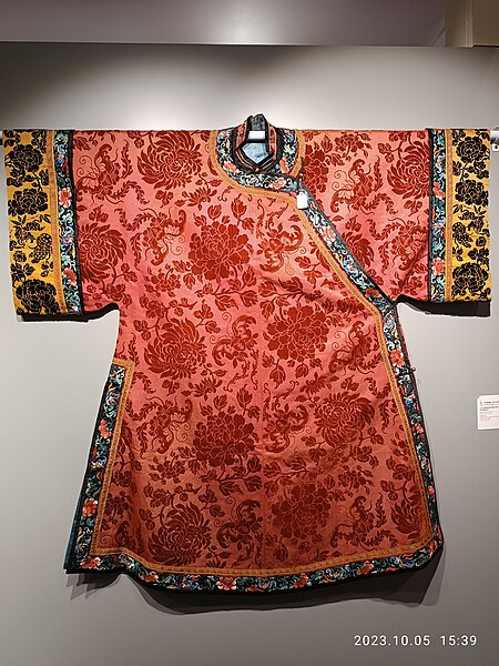 File:HK 灣仔北 Wan Chai North 香港會展 HKCEC 中國嘉德國際拍賣 China Guardian Autumn Auction 清朝 Qing Dynasty 宮廷服飾 palace clothing red October 2023 R12S 03.jpg