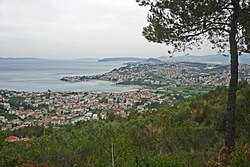 Pohled na Podstranu, v pozadí Stobreč a Split