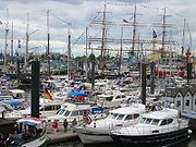 Buntes Treiben beim Hafengeburtstag in Hamburg.