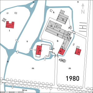 Lageplan 1980: durchgezeichnet von Katasterplan 9. März 1985 und Befragung von Zeitzeugen a. Wohnhaus des Eigentümers b. gepflasterte Hoffäche c.  Wohnhaus des Eigentümers (Neubau) d. Kapelle e. Wohnhaus des Schweizer f. vermietete Lagerräume und Garage g. vermietete Lagerräume, darüber Strohballen h. ehm. Leutestube i. ehm. Waschküche j. ehm. Mist jetzt Fahrzeuge und Getreidetrocknung k. Aschehaufen l. Mieten für Futtermittel z.B. Rübenblätter m. Wiese n. Reithalle (1975-1990) p. Dieselfass q. Scheune für Fahrzeuge, Gerät und Strohballenlagerung r. vermietete Lagerräume, darüber Heuballen s. Park t. ehm. Wohnhaus des Gärtners, nicht mehr zum Hof gehörig u. Traarer Kendel, trockengefallen v. Hundezwinger w. Geräteschuppen x. Schmiede y. Boxen für Sportpferde darüber Speicher z. Hühnerstall