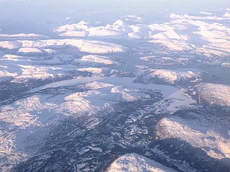 Luftfoto: Røssåga om vinteren