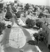 חורבות 'מלון הגאולה' כפי שהם נראים בתמונה שצולמה בשנת 1950 מגג בניין קולג' טרה סנטה הסמוך.