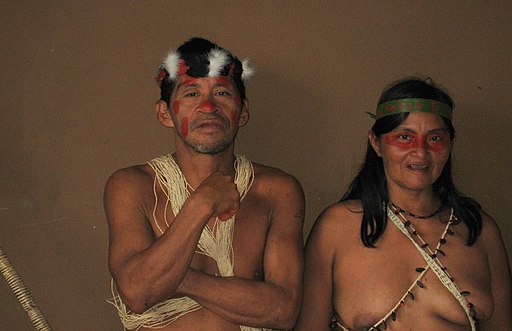 Hombre y mujer de la aldea Huaorani. Fotografiado en Ecuador, mayo de 2008
