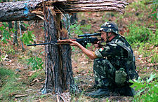 SVDを構えている射撃訓練中のハンガリー軍兵士