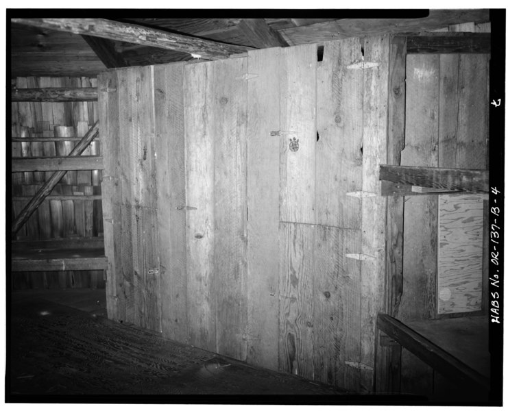 File:INTERIOR VIEW OF SLEEPING SHELTER SHOWING STORAGE LOCKERS IN CENTER PORTION WITH SLEEPING BUNKS AT EACH END - Camp Cleawox, Adirondack Sleeping Shelter, Oregon Dunes National HABS ORE,20-FLO.V,1B-4.tif