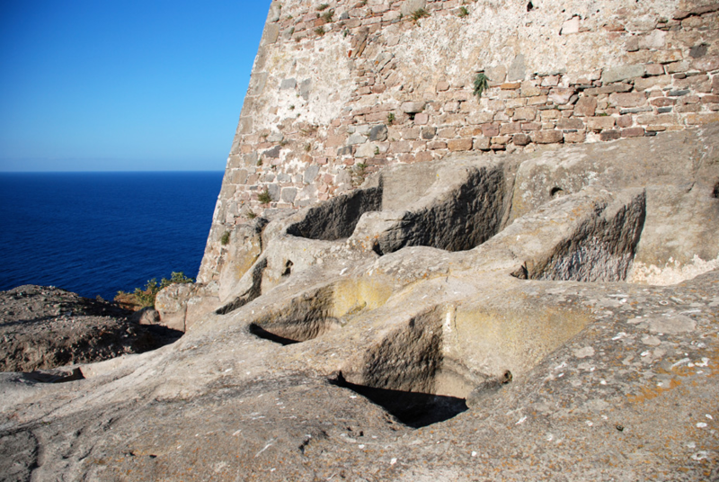 File:I Palmenti del Castello dell'Isola di Capraia (LI). (Foto dal sito visitcapraia.it autorizzata il 5 settembre 2021).png