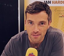 Popis obrázku Ian Harding 2019 1.jpg.