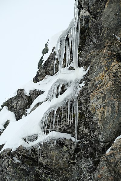 File:Icicles on a rocky outcrop.jpg