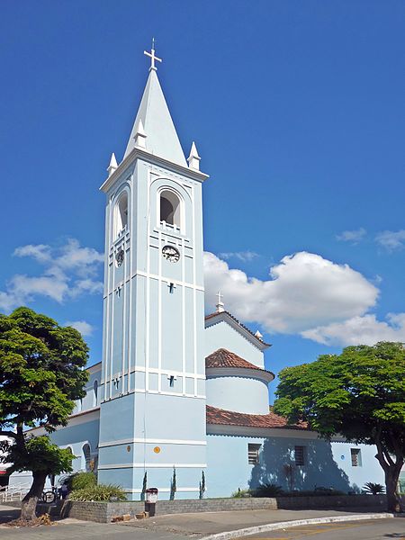 File:Igreja Matriz de São Sebastião com a torre em destaque, Coronel Fabriciano MG.JPG