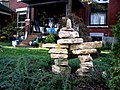 Un inuksuk dressé devant une maison de Roncesvalles, en banlieue de Toronto