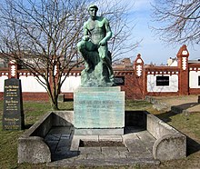 General Max Hoffmanns Grabmal mit Bronzefigur von Rechberg auf dem Invalidenfriedhof.