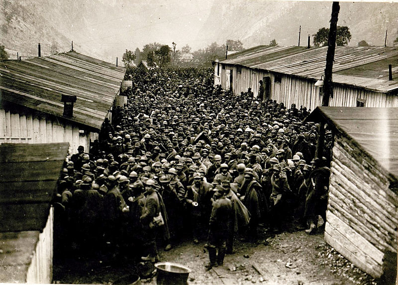 File:Italijanski vojni ujetniki po bitki pri Kobaridu.jpg