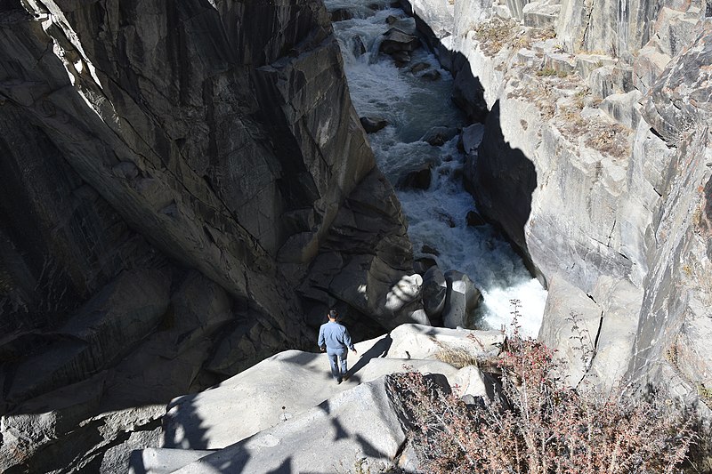 File:Jankar Nala Gorge Palden Lhamo Lahaul Oct20 D72 18211.jpg