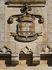 Les armes de la ville, sculptées sur la porte du château.