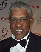 Julius Erving (Doctor J), nel 2008, che giocò dal 1973 al 1976 ai Nets. In suo onore è stata ritirata la casacca numero 32