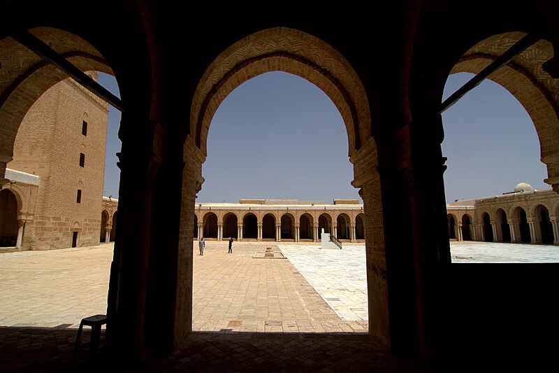 File:Kairouan Mosque Courtyard with columns.jpg