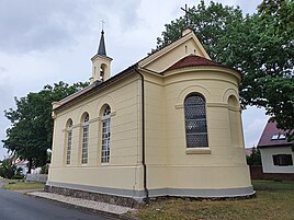 Cappella sul verde del villaggio a Sergen