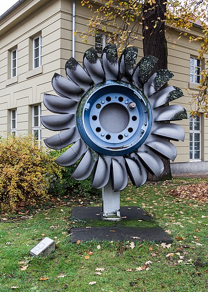 File:Karlsruhe, Laufrad einer Pelton-Turbine -- 2013 -- 5253.jpg