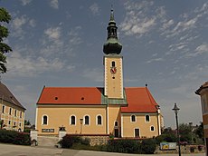 Kath. Pfarrkirche hl. Leonhard mit Friedhofsmauer in Großschönau.jpg