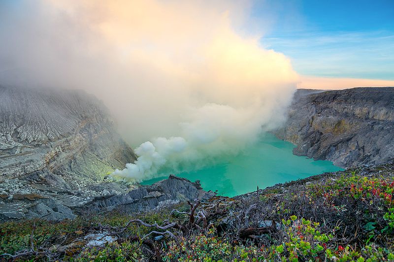 File:Kawah ijen dan asap belerang.jpg