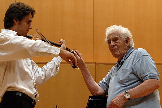 De Israëlische violist Chaim Taub (rechts), concertmeester van het Israëlisch Filharmonisch Orkest tot aan zijn pensionering in 1988, geeft een masterclass (2011)