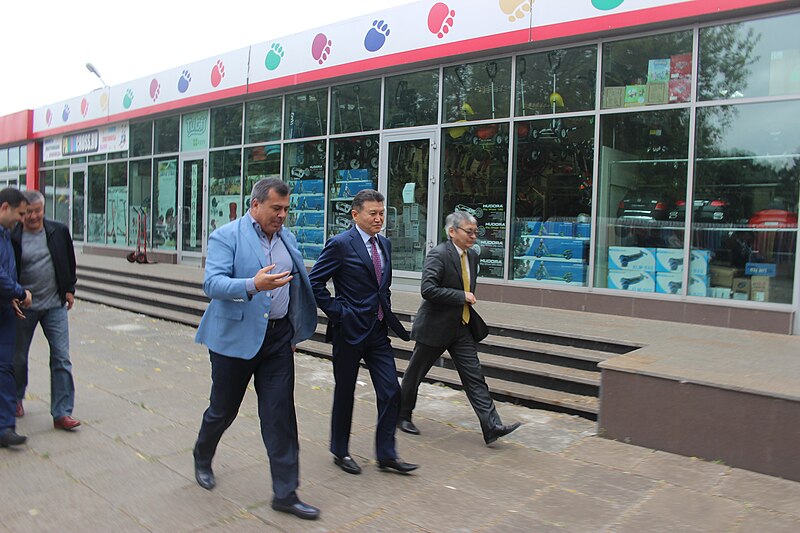 File:Khachik Khachatryan walking with FIDE delegation.jpg