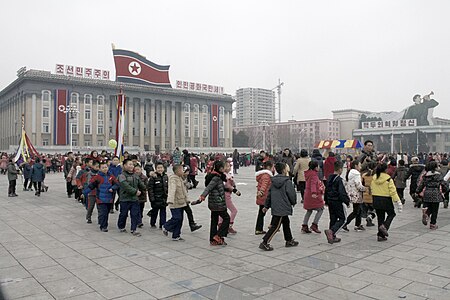 Crianças brincam na Praça Kim Il Sung em comemoração ao Ano-Novo