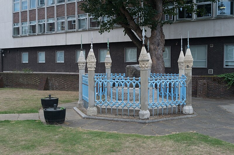 File:Kingston-upon-Thames , Coronation Stone - geograph.org.uk - 5876352.jpg