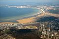 De Baai van Kopli. De verspreide bebouwing rechtsonder op de foto is Mustjõe. Links daarvan ligt de dierentuin van Tallinn. Boven Mustjõe ligt de wijk Merimetsa, die voornamelijk uit bos bestaat. Links boven Merimetsa ligt de wijk Pelguranna en weer links daarvan de wijk Kopli, die op een schiereiland ligt