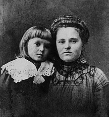 Koroljow mit seinem Kindermädchen Varvara Marchenko, 1910