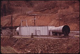 Installation industrielle de ventilation posée dans un site minier.