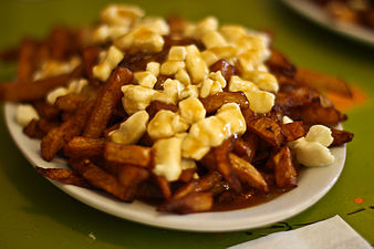 طبق بوتين في مطعم "لا بانكيز" في مونتريال. وهو طبق كيبيكي شهير محضر من البطاطا المقلية وخثارة الجبن والمرق.