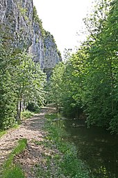 Entrée des gorges et sortie du plan d'eau de Monieux.