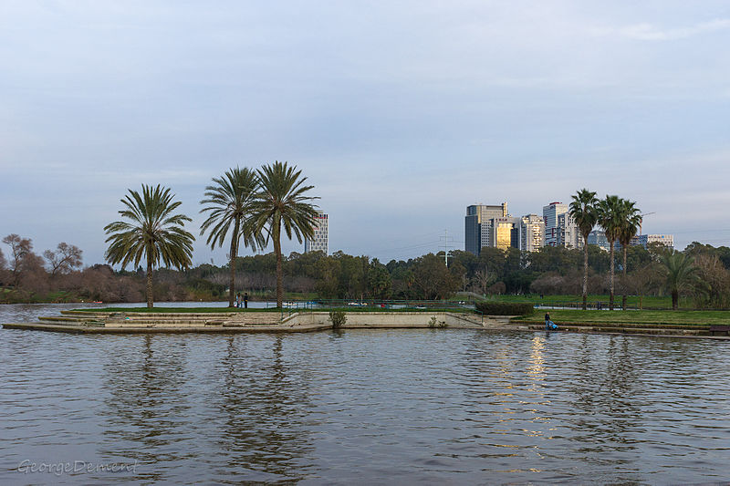 File:Lake in A-Yarkon Park (15733637864) (2).jpg