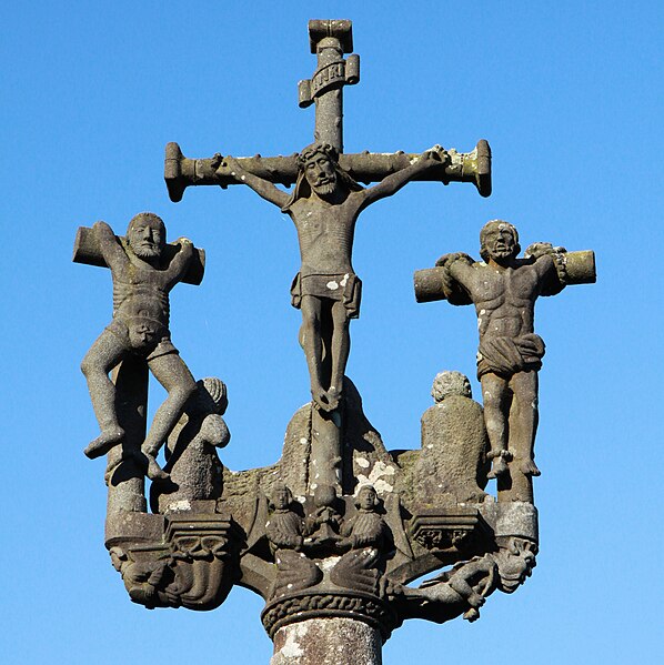 File:Lampaul-Guimiliau - enclos paroissial - croix sur le porche - 014.JPG