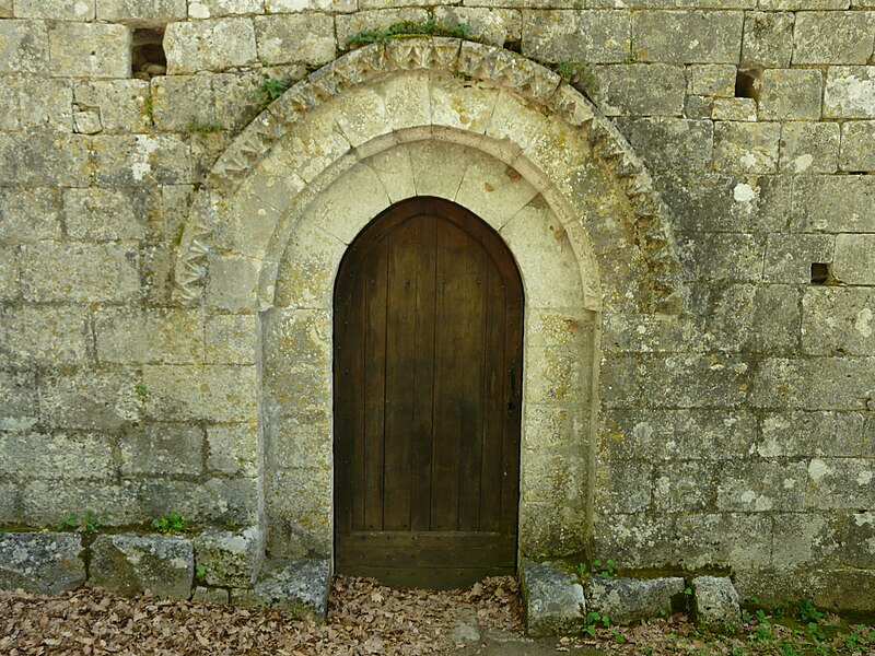 File:Le Change Auberoche chapelle portail.JPG