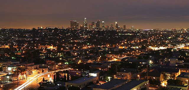 Los Angeles grundades 1781 av spanska kolonisatörer. Bilden visar stadens nutida skyline nattetid.