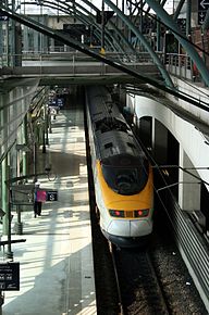 Pociąg Eurostar odjeżdża z dworca w kierunku Londynu.