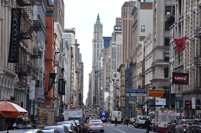 File:Looking south on Broadway, Manhattan in SoHo.JPG