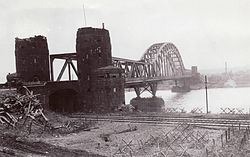 De brug in Remagen kort na de verovering 1945