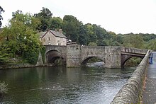 Ludford Bridge, which now takes the B4361 road across the River Teme, from downstream on the Ludlow side. The Charlton Arms, a large public house, is just behind. Ludford Bridge - geograph.org.uk - 984800.jpg