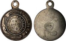 Médaille à bélière pour servir de laisser-passer à un musicien ambulant au nom de Charles Bruge.jpg