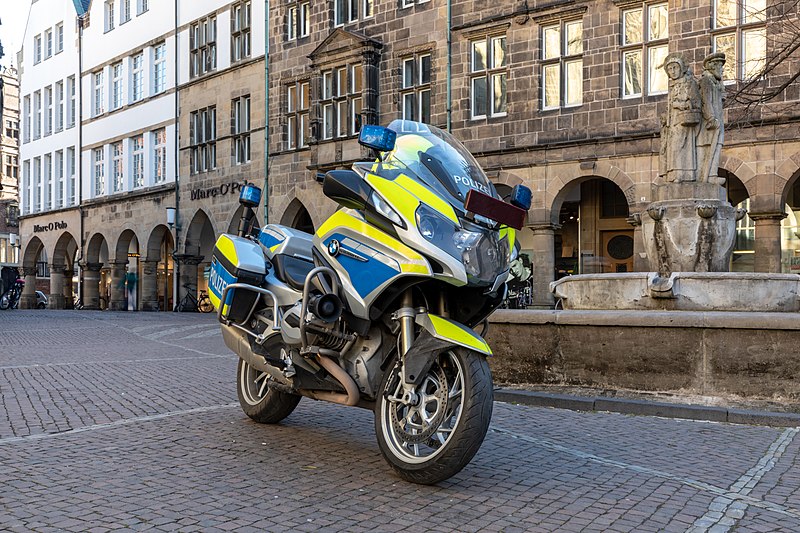 File:Münster, Lambertikirchplatz, Motorrad -- 2019 -- 3594.jpg