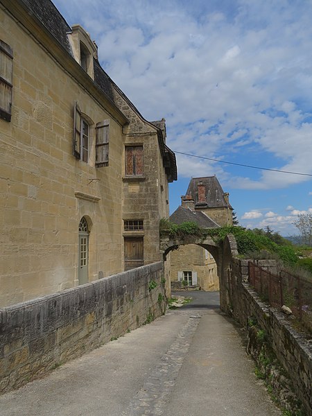 File:Maison 16è à Saint--Robert et ancienne porte de ville.jpg