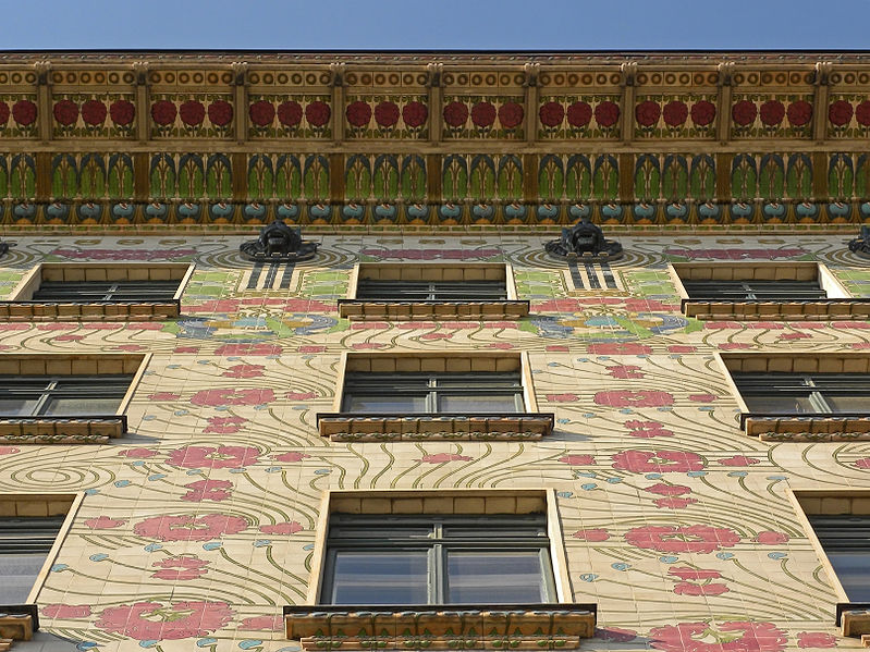 File:Majolikahaus - Fassade und Dachgesims.jpg