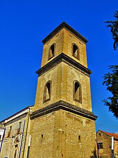 Il campanile in tufo nei pressi della chiesa della Santissima Annunziata.