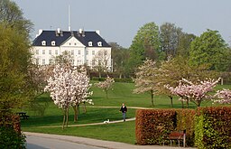 Utsikt från Mindeparken till Marselisborgs slott.