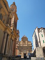 À gauche, la façade baroque de la basilique Saint-Michel-Archange.