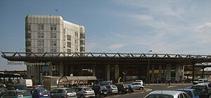 Милан - stazione ferroviaria Rogoredo - lato strada.jpg 