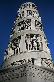 Monumentale di Milano Edicola Antonio Bernocchi 2 (1926) Arch.  Alessandro Minali, escultor Giannino Castiglioni.jpg